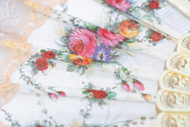 Вишитий рушник на столі